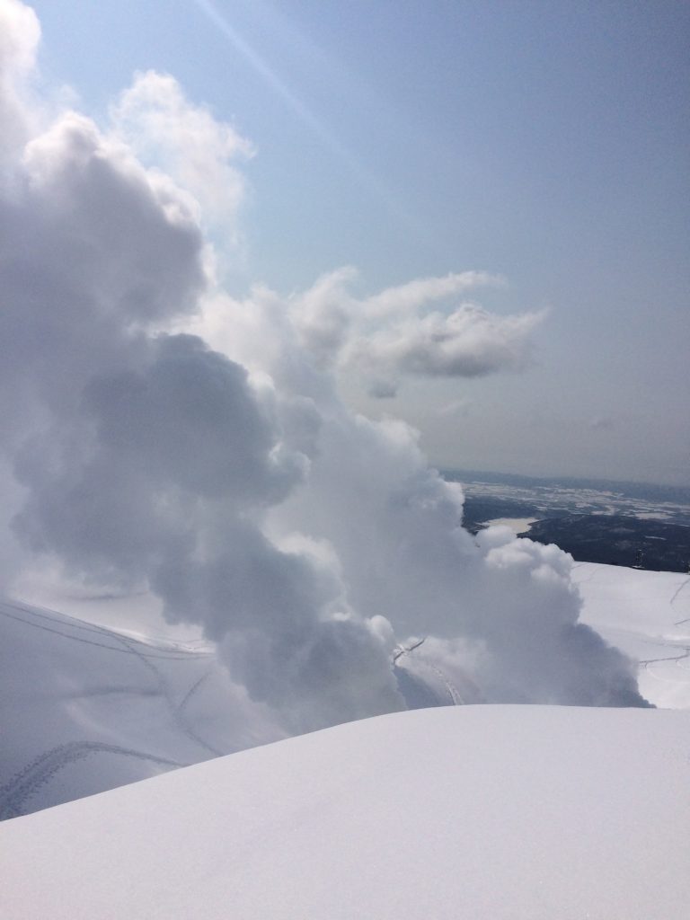 大雪山の噴煙とスノーシュー