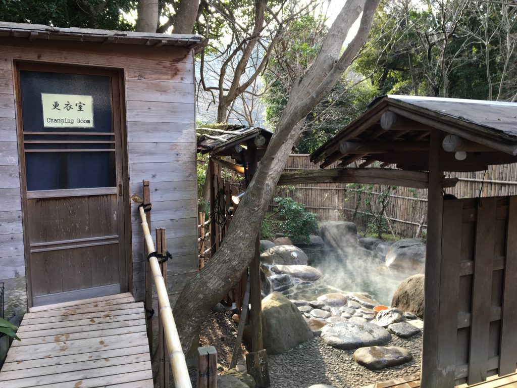 木洩れ日の湯の脱衣所