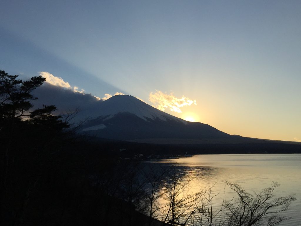 山中湖から望む富士山と夕陽