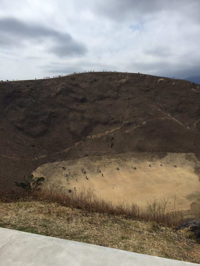 大室山山頂の火口