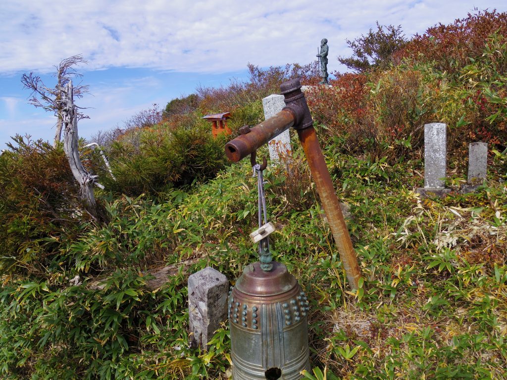 薬師岳山頂の錆びついた鐘