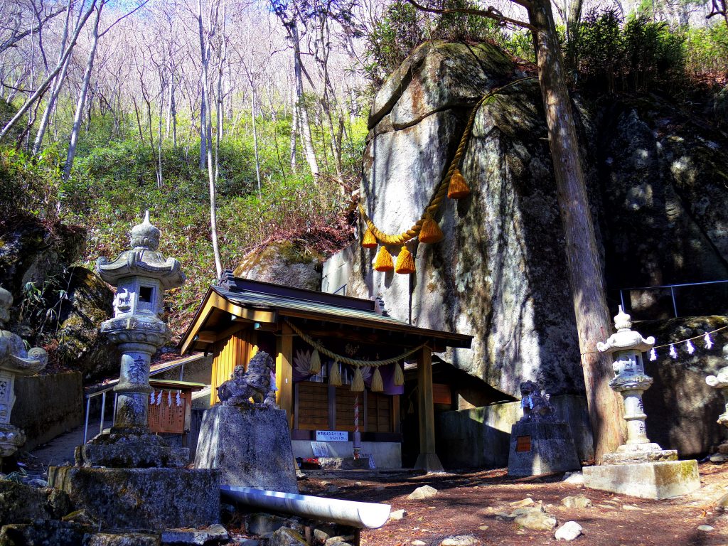 石割神社