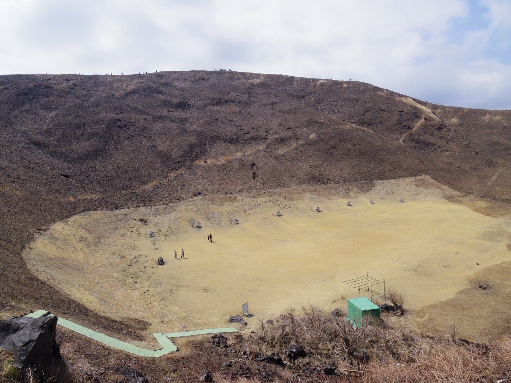 大室山火口でのアーチェリー