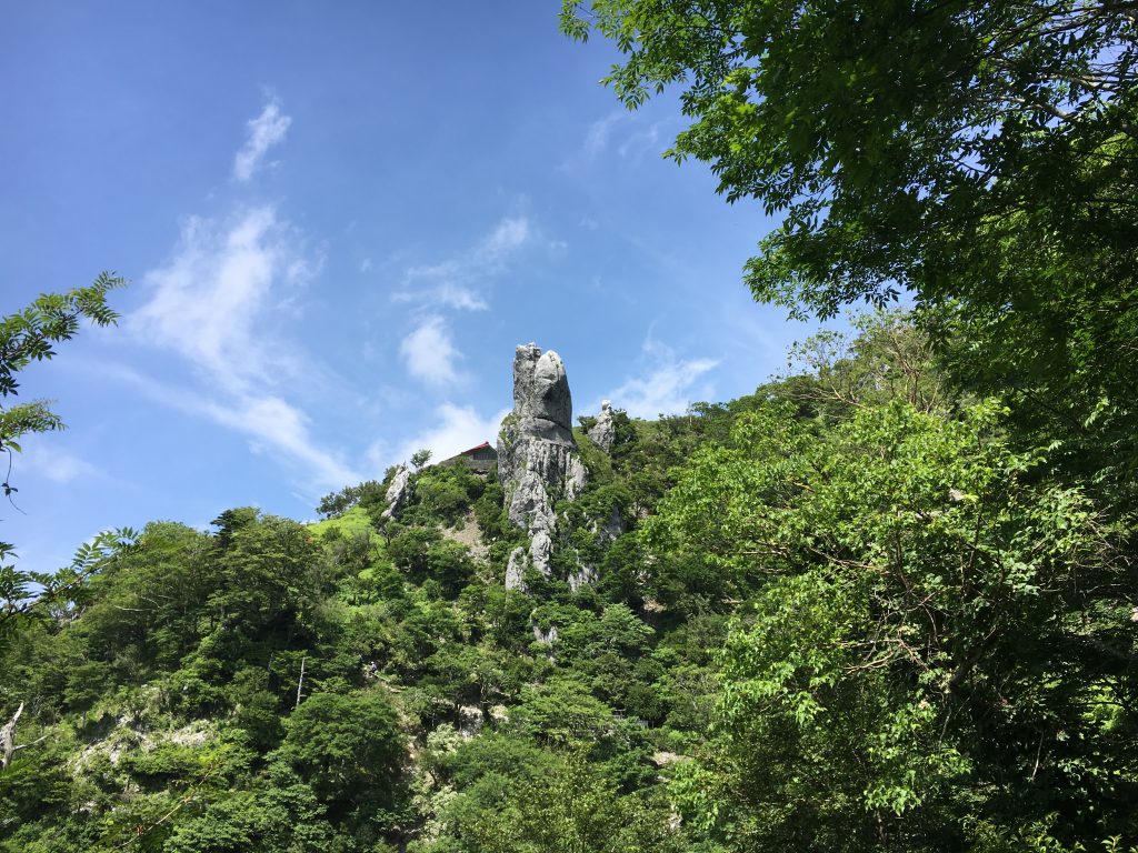 大劔神社の御神体を下から