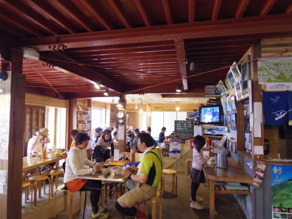 頂上ヒュッテ店内