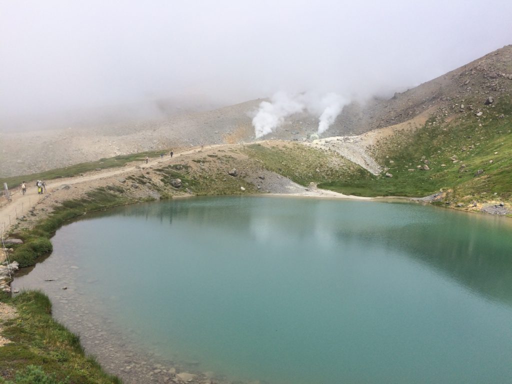 下山中の姿見の池