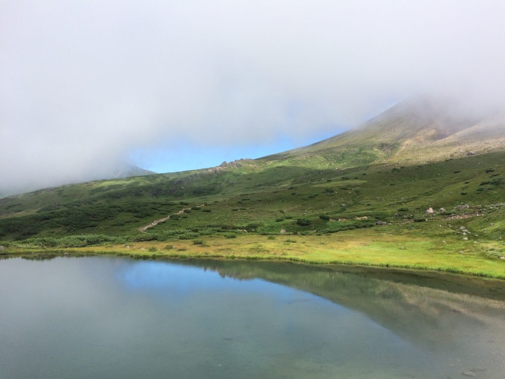 姿見の池に少し青空が