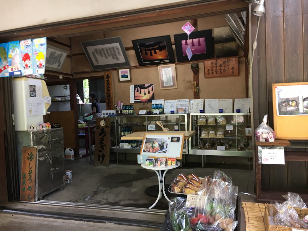 桧原神社ちかくのお茶屋さん