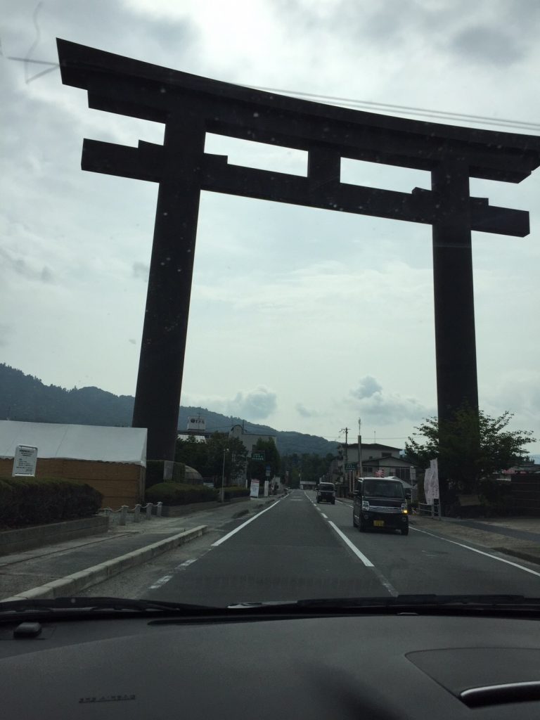 大神神社一の鳥居の真下