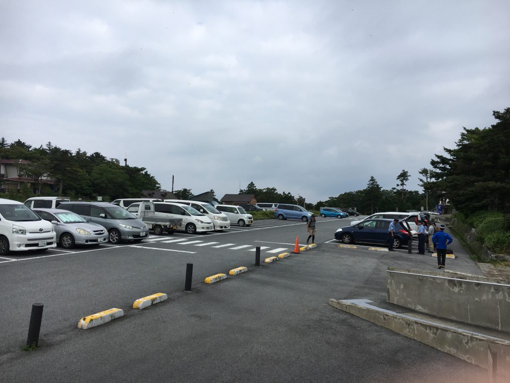 大台ケ原ビジターセンター駐車場と警察の方々