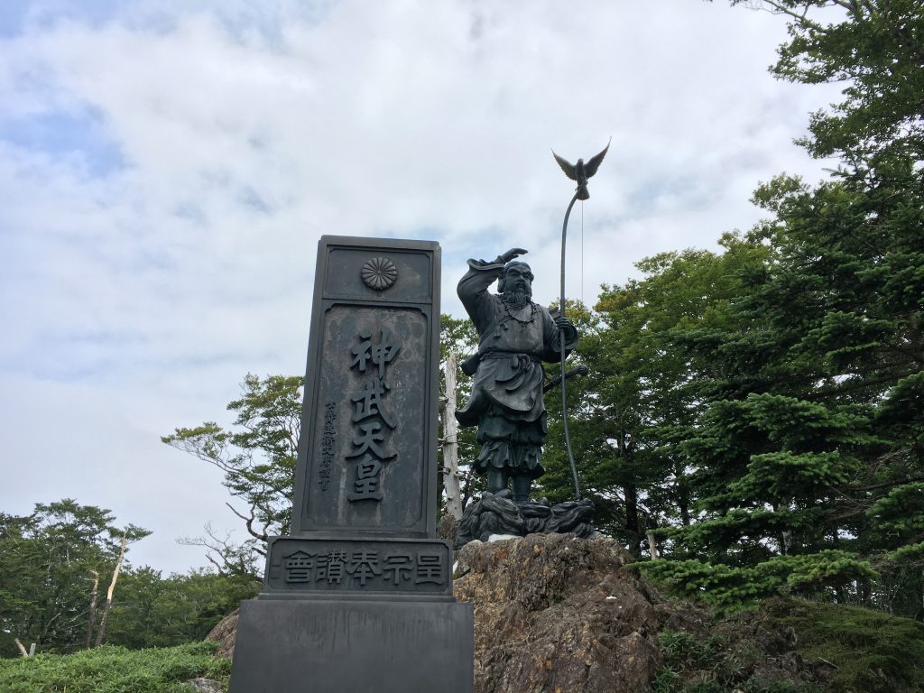 神武天皇像