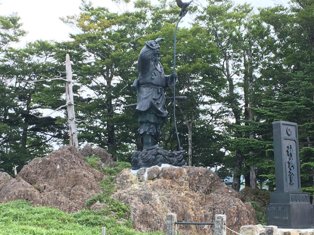 神武天皇像を横から