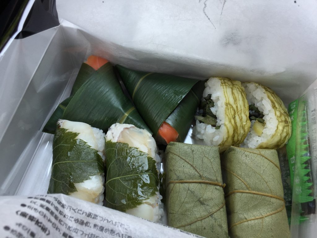 ゐざさ本店の柿の葉寿司セット
