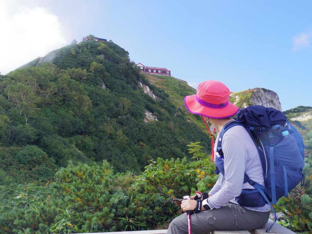 燕山荘が見えてきた