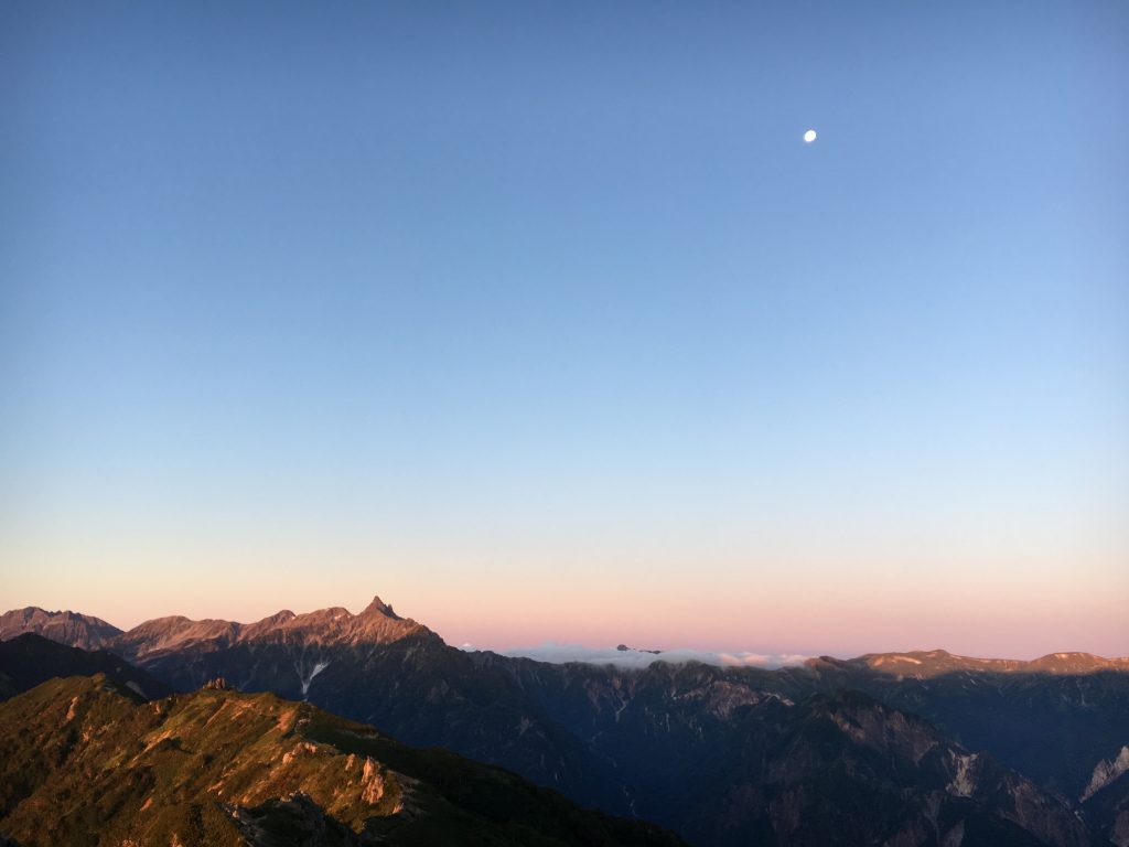朝日と槍ヶ岳と月