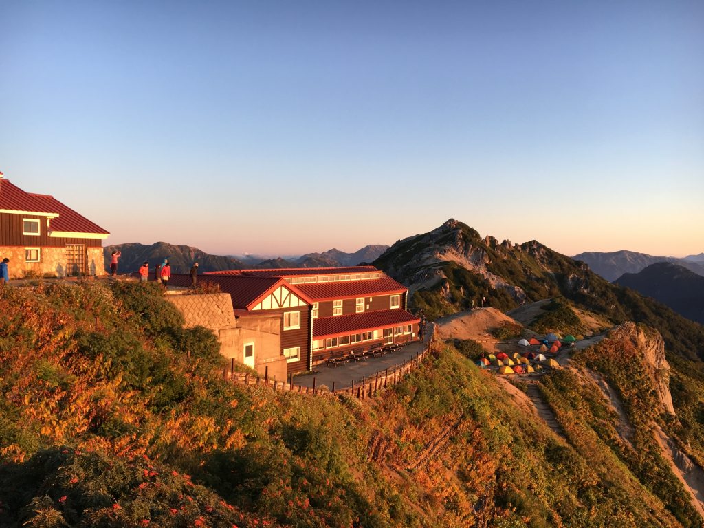 朝日に照らされる燕山荘