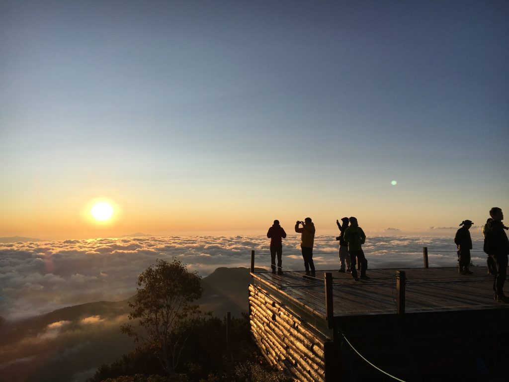 温かい光の太陽