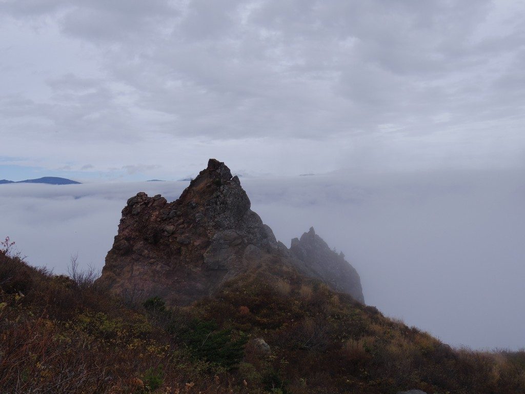 ガスにまかれる天狗岩