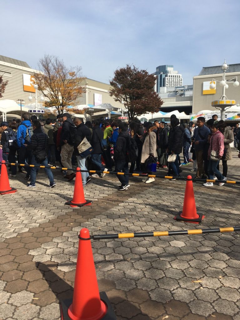 受付に並ぶ長蛇の列