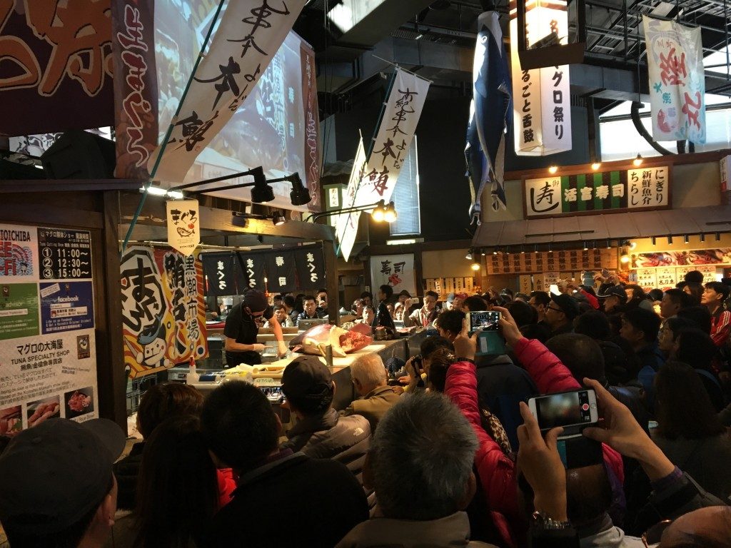 マグロの解体ショー