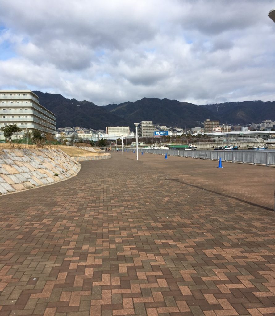 六甲山の山並みを眺めながら