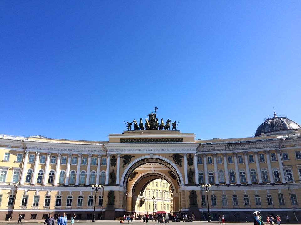 宮殿広場と門
