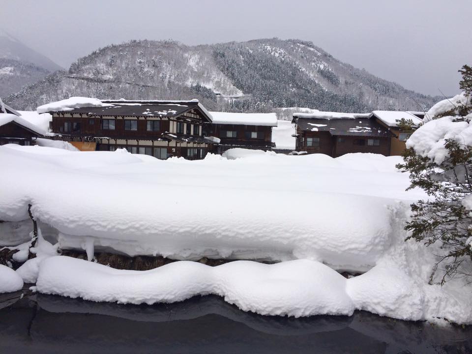 川に積もる雪