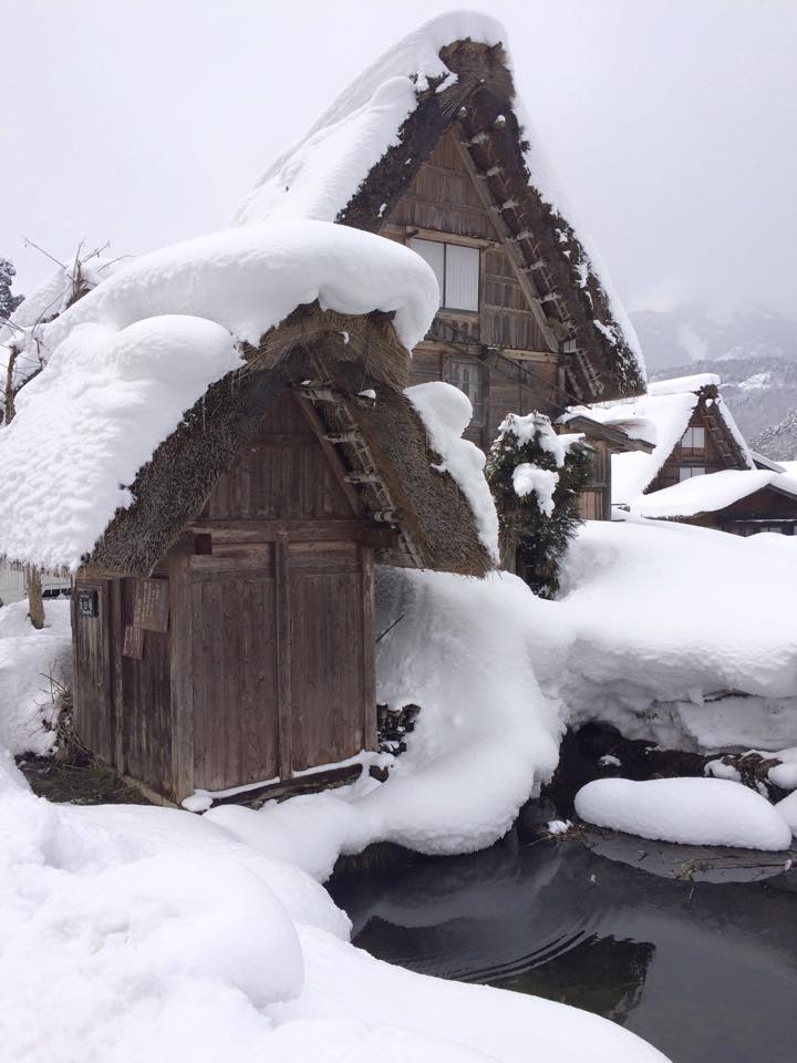 納屋に分厚く積もる雪