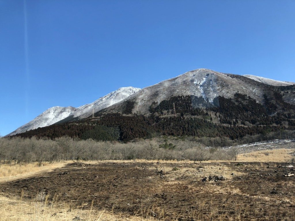 登山口から由布岳を望む