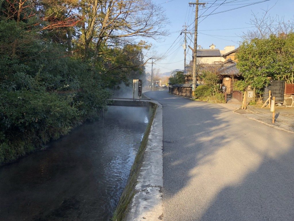 川のほとりと朝霧