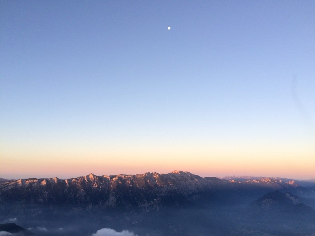 オレンジ色に染まる山