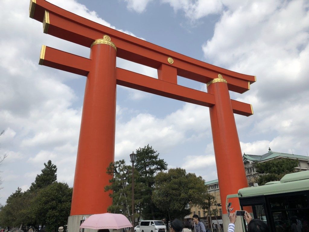 鳥居を下から撮影