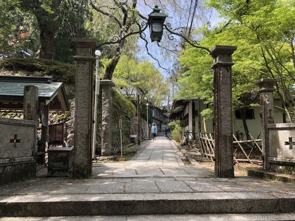 能勢妙見山境内