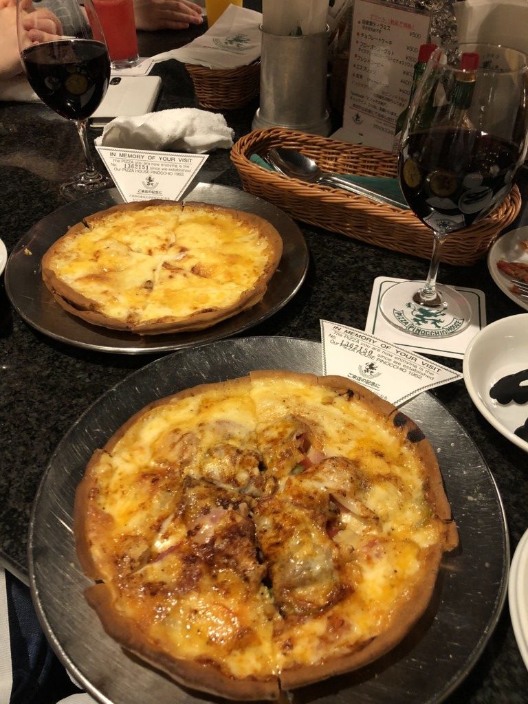 肉類と野菜のピザ