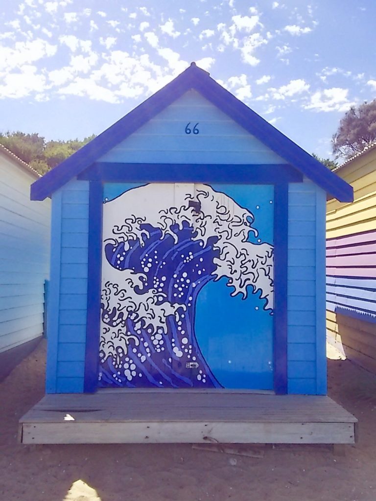 海辺の小屋のアート