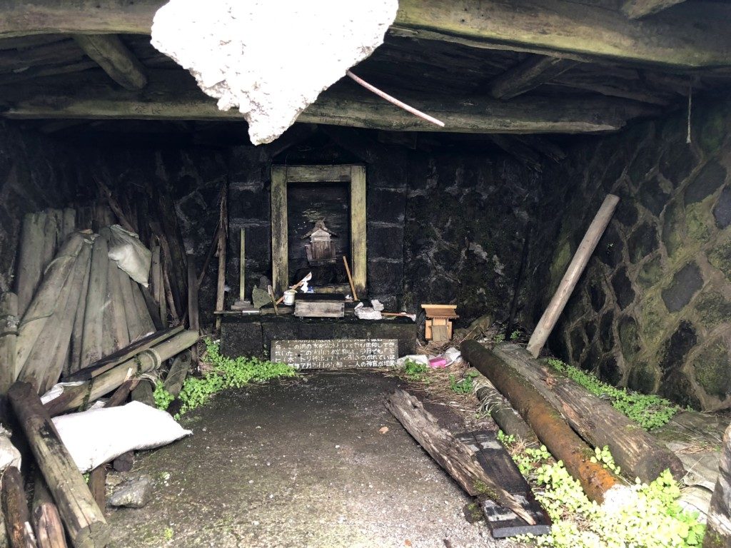 岩室の中