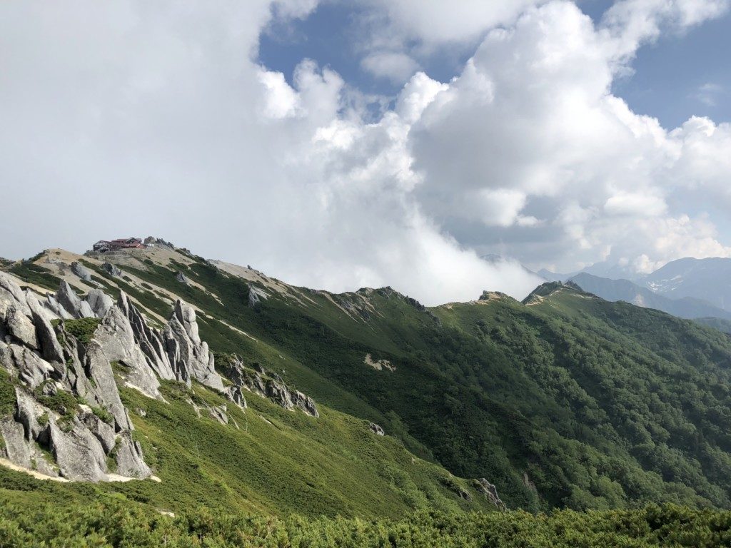 燕山荘と稜線