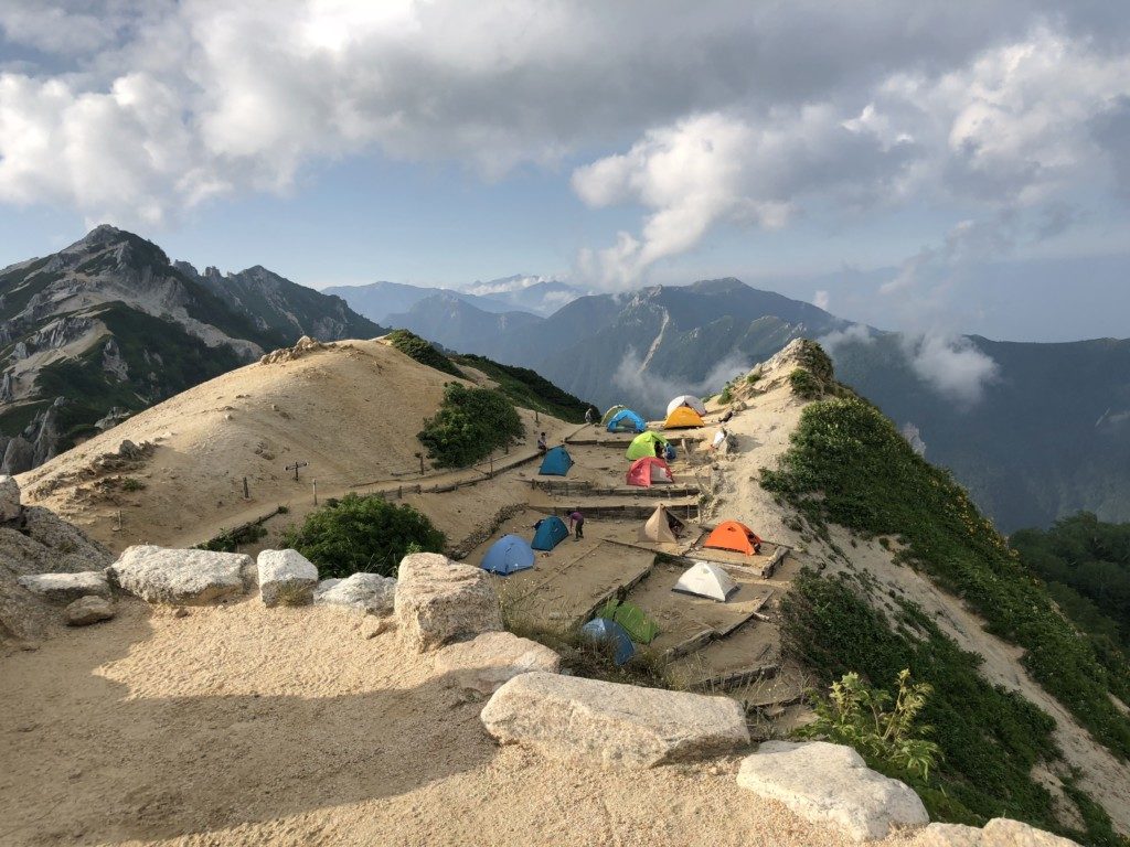 燕山荘とテント
