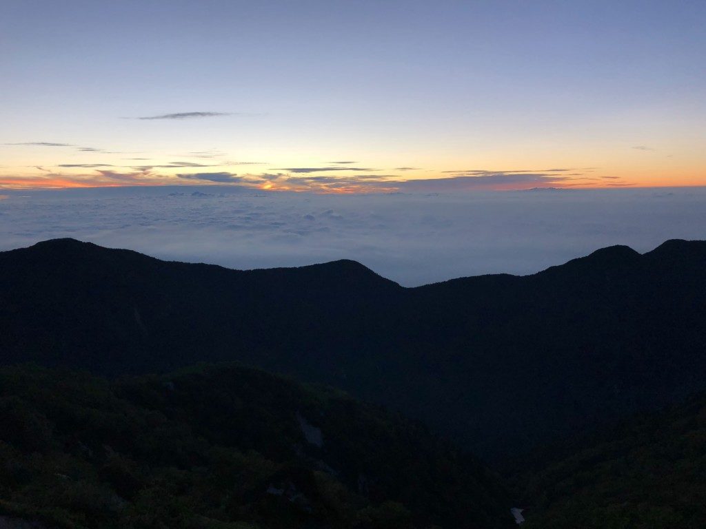 燕山荘と雲海