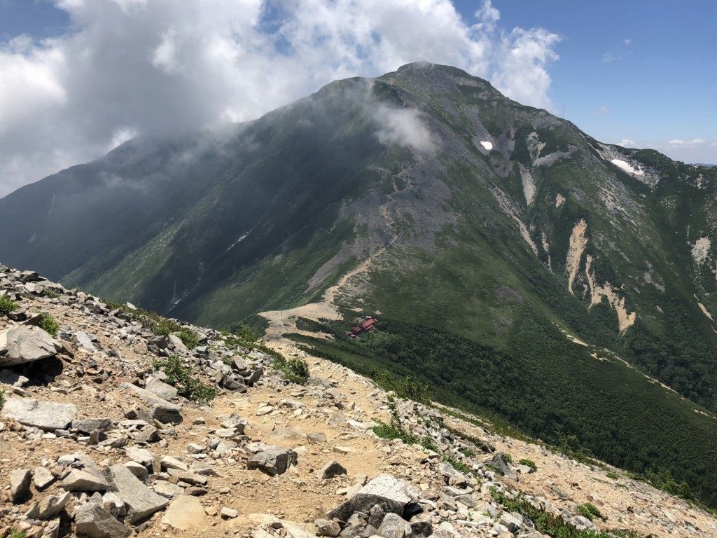 常念小屋と常念岳