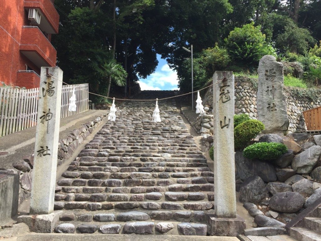 石段と神社