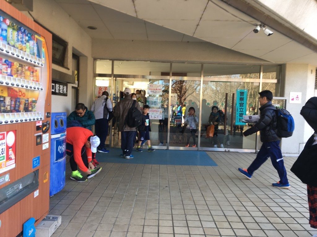レインボープール昭島管理棟」が更衣室です。