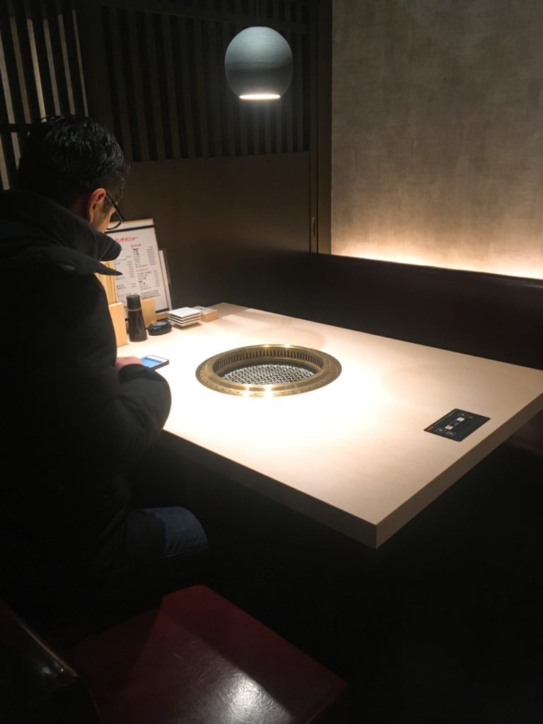 地下のテーブル席