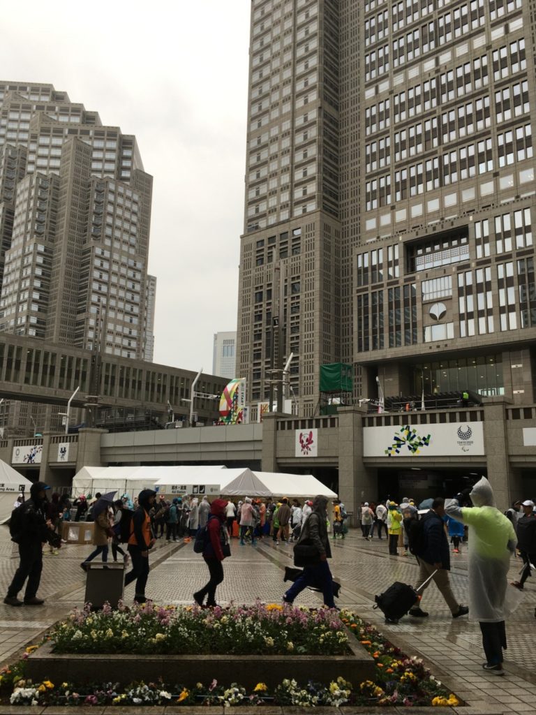 雨の都庁前