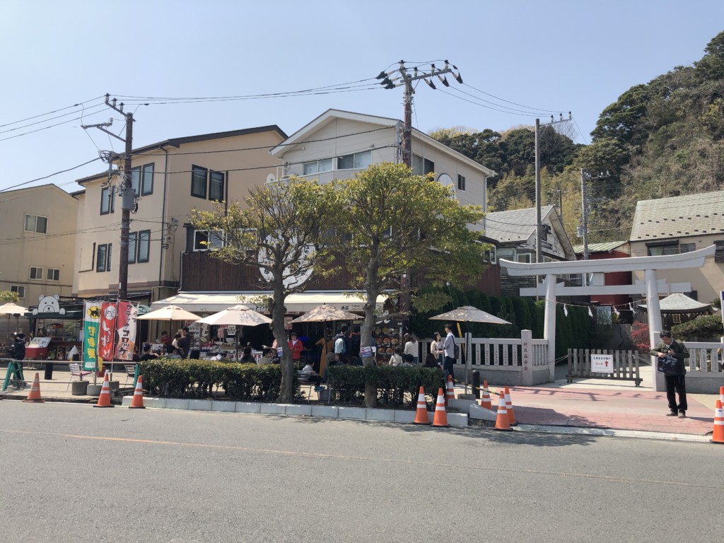 駐車場前