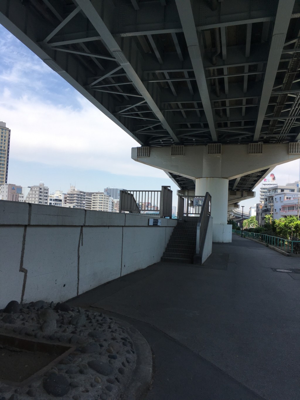 蔵前橋から隅田川テラスへ降りる階段