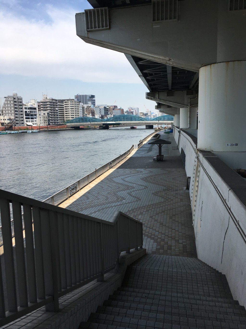 隅田川テラスへ降りた道