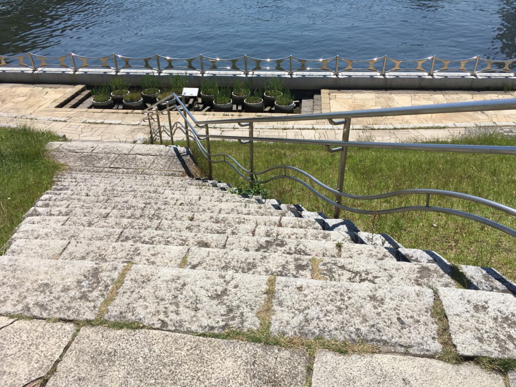隅田川テラスへ降りる階段