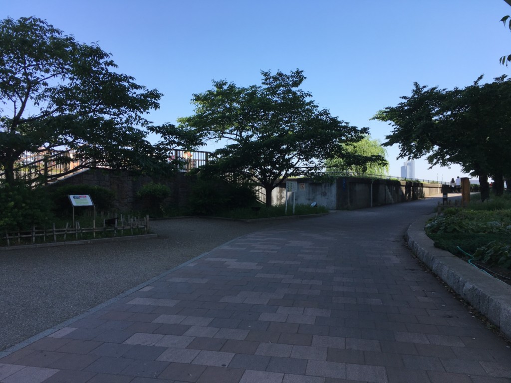 橋を渡って左側の道