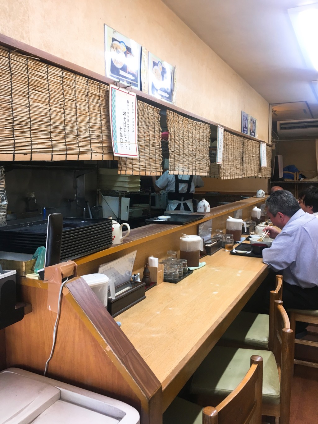 そば処丸富店内
